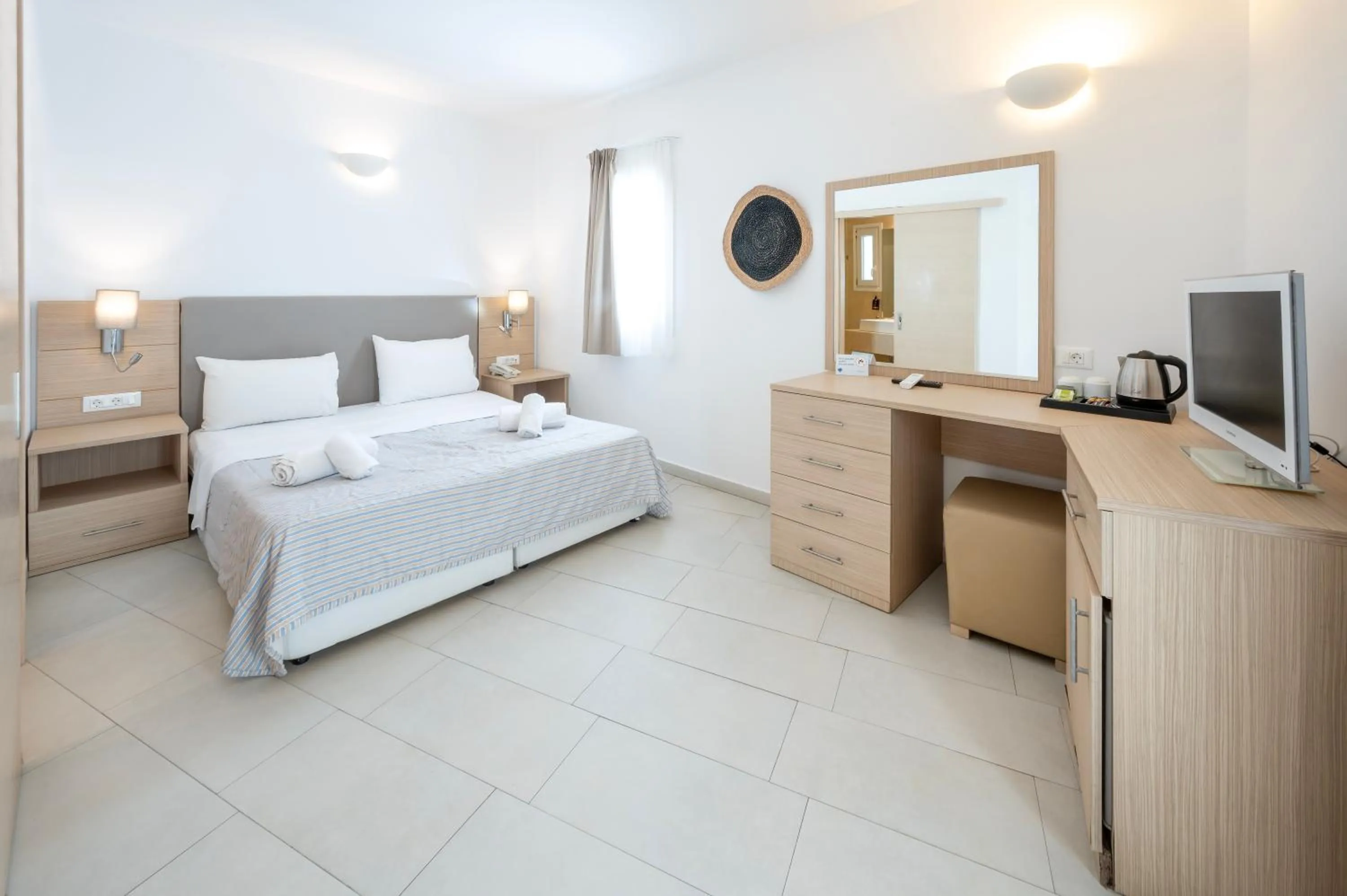 Bedroom, Bed in Orizontes Hotel Santorini