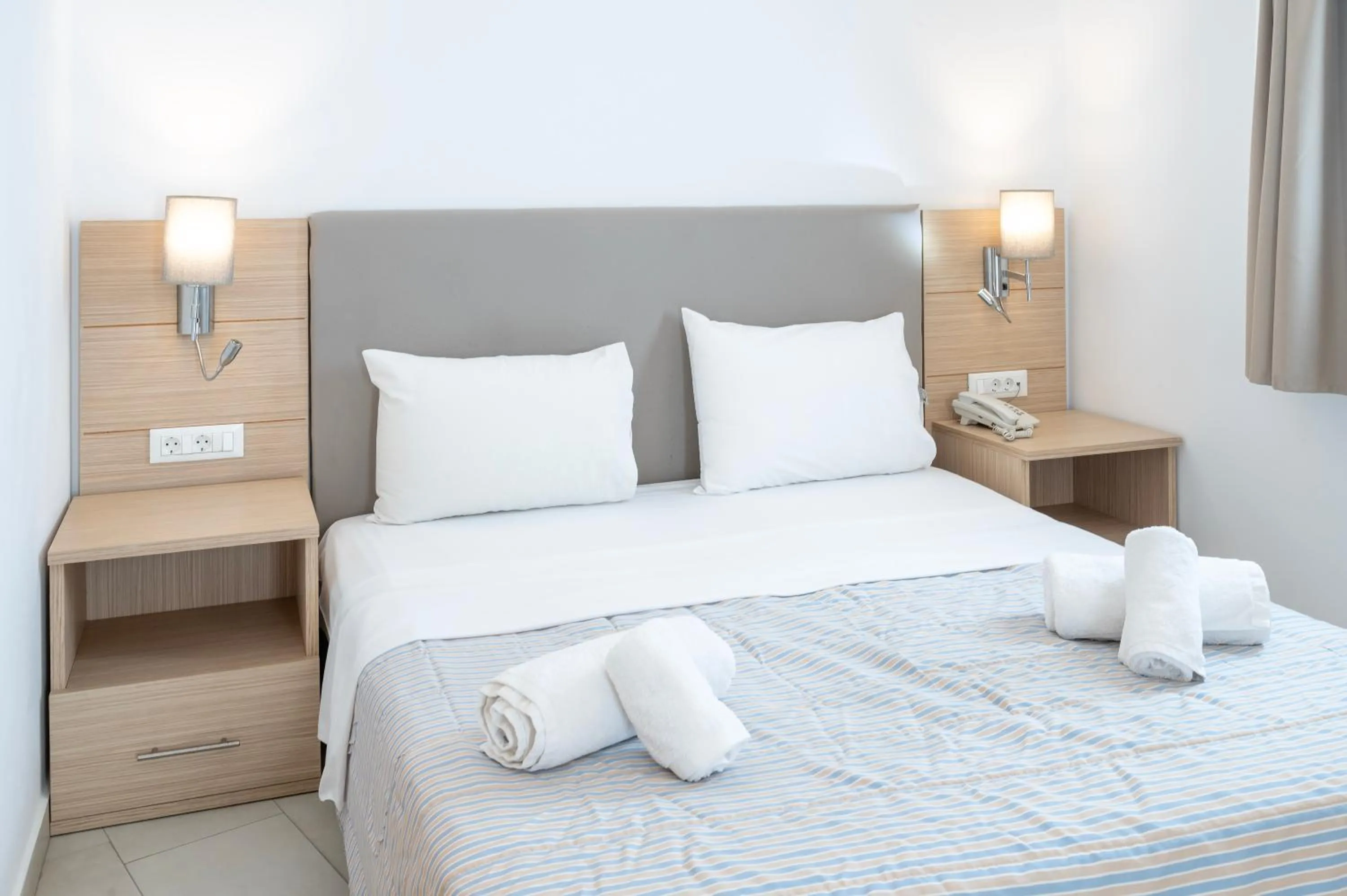 Bed in Orizontes Hotel Santorini