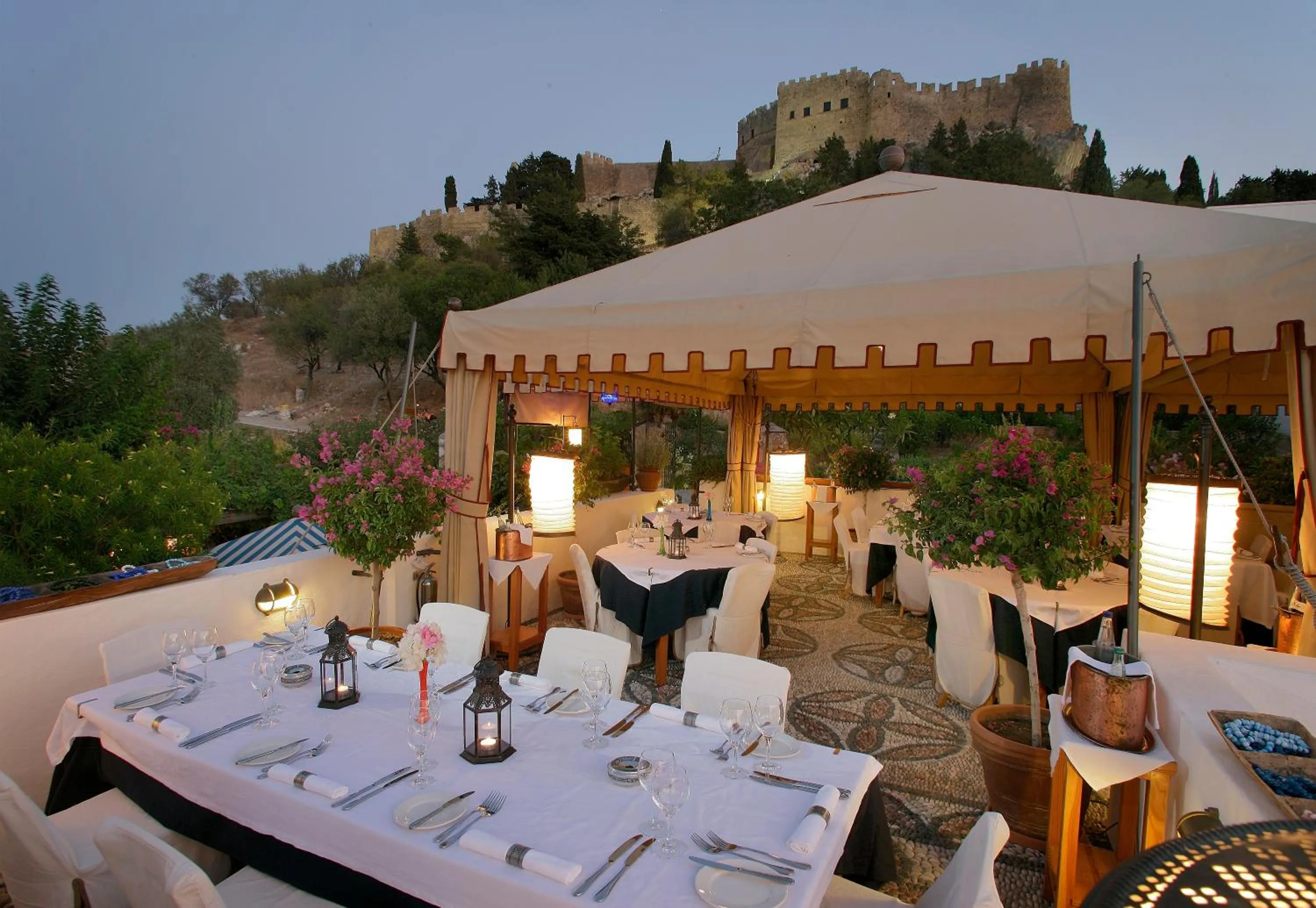 Restaurant/places to eat in Melenos Art Boutique Hotel