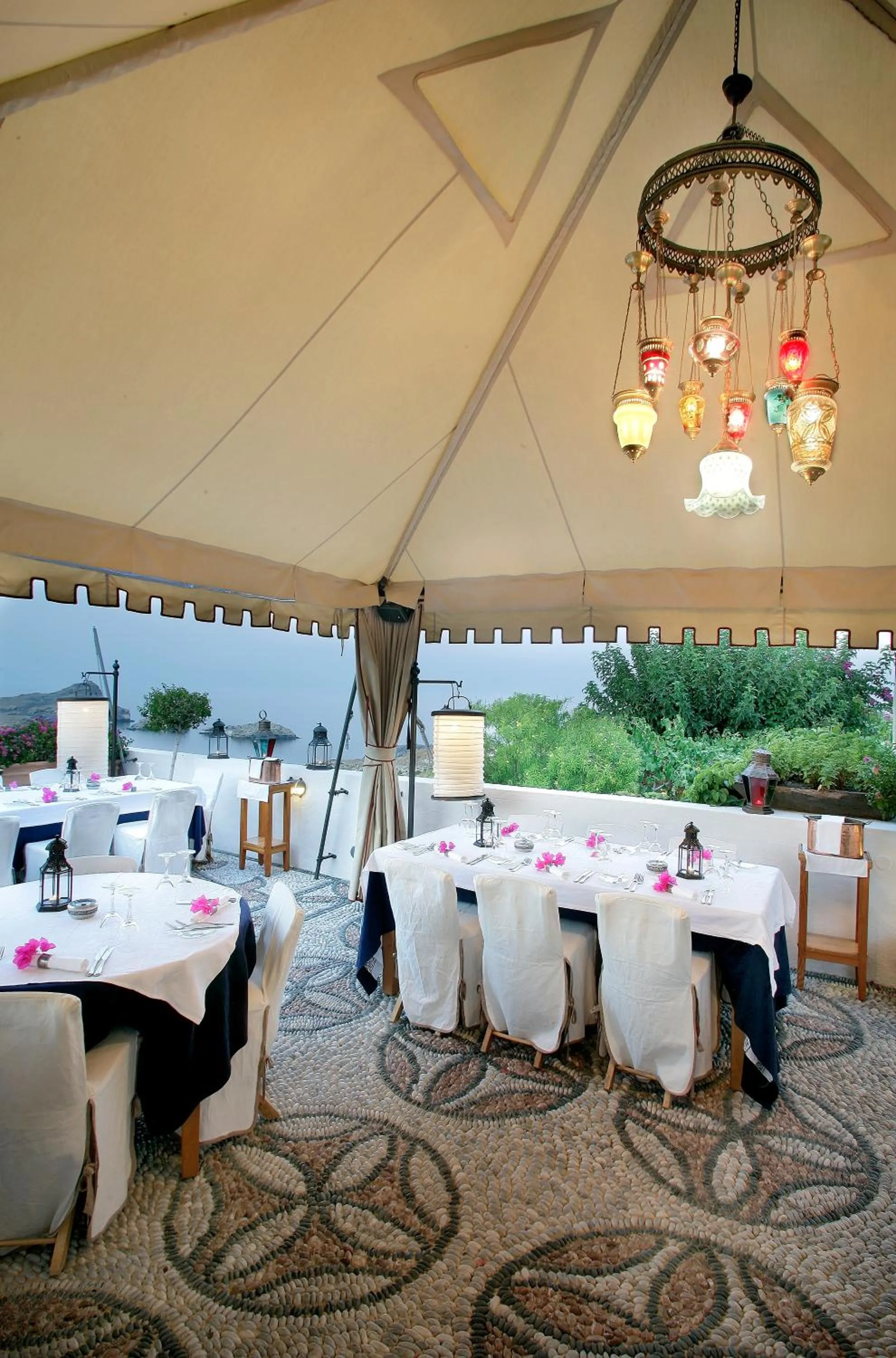 Restaurant/places to eat in Melenos Art Boutique Hotel