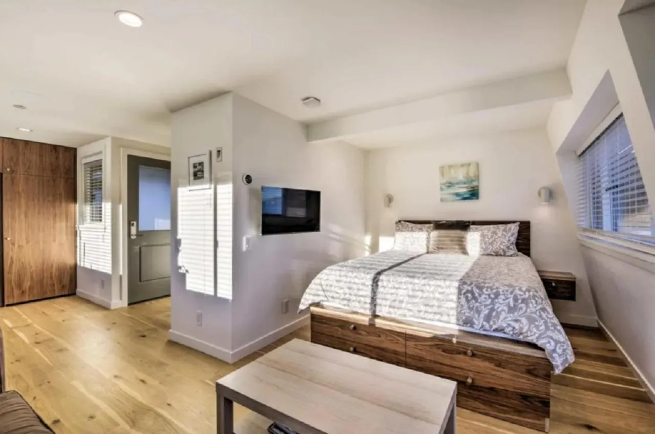 Bed in Floating Condos of Commodore 11