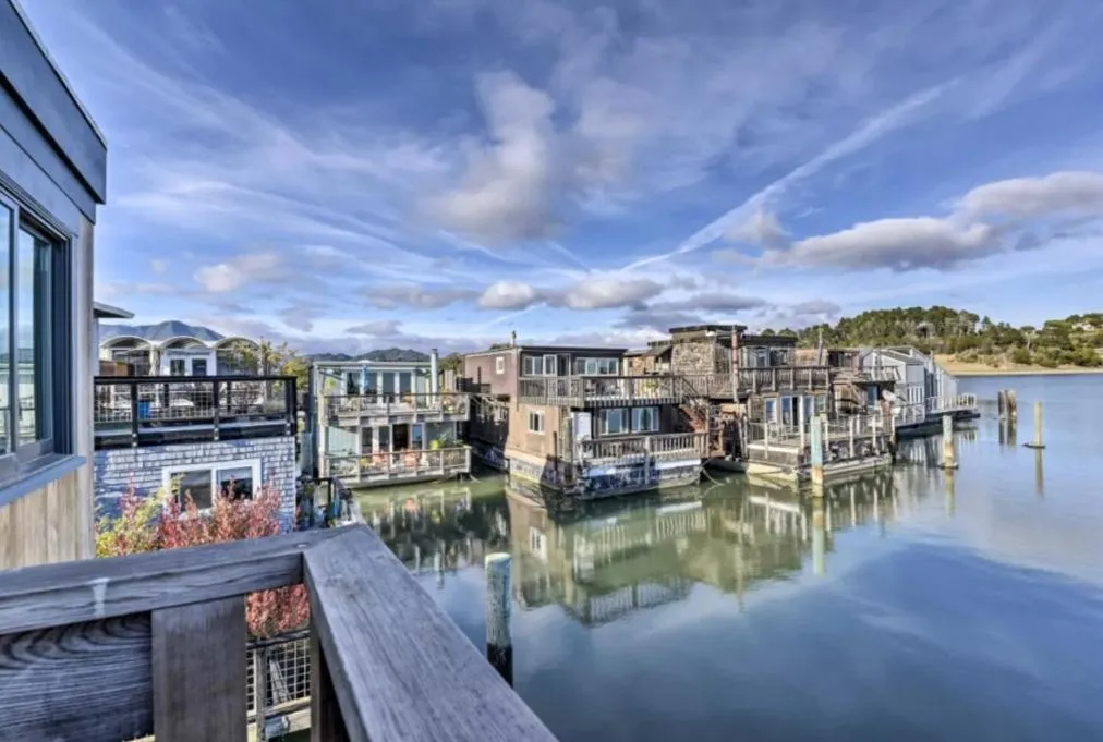 Floating Condos of Commodore 11