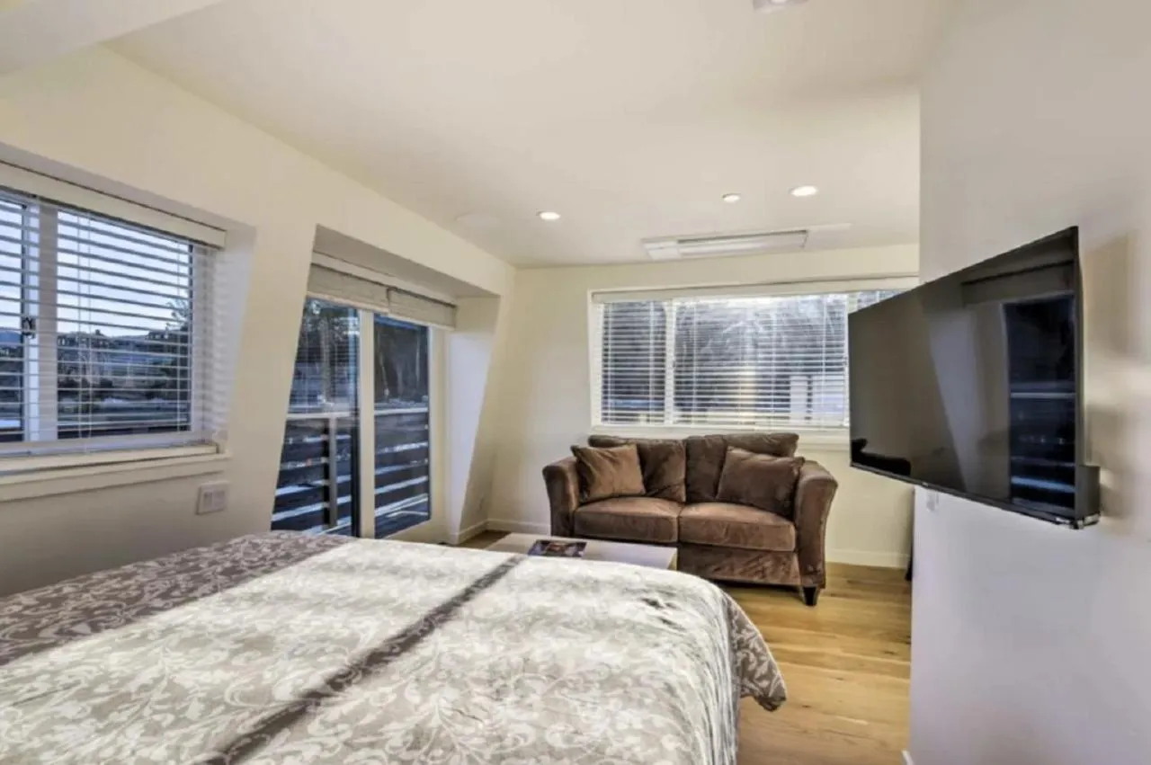 Bed in Floating Condos of Commodore 11