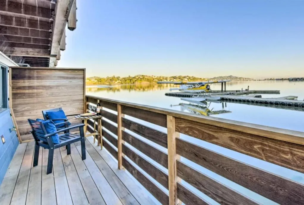 Floating Condos of Commodore 11