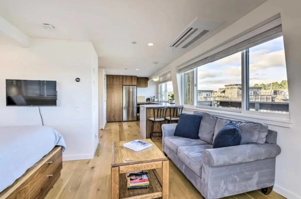 Floating Condos of Commodore 11