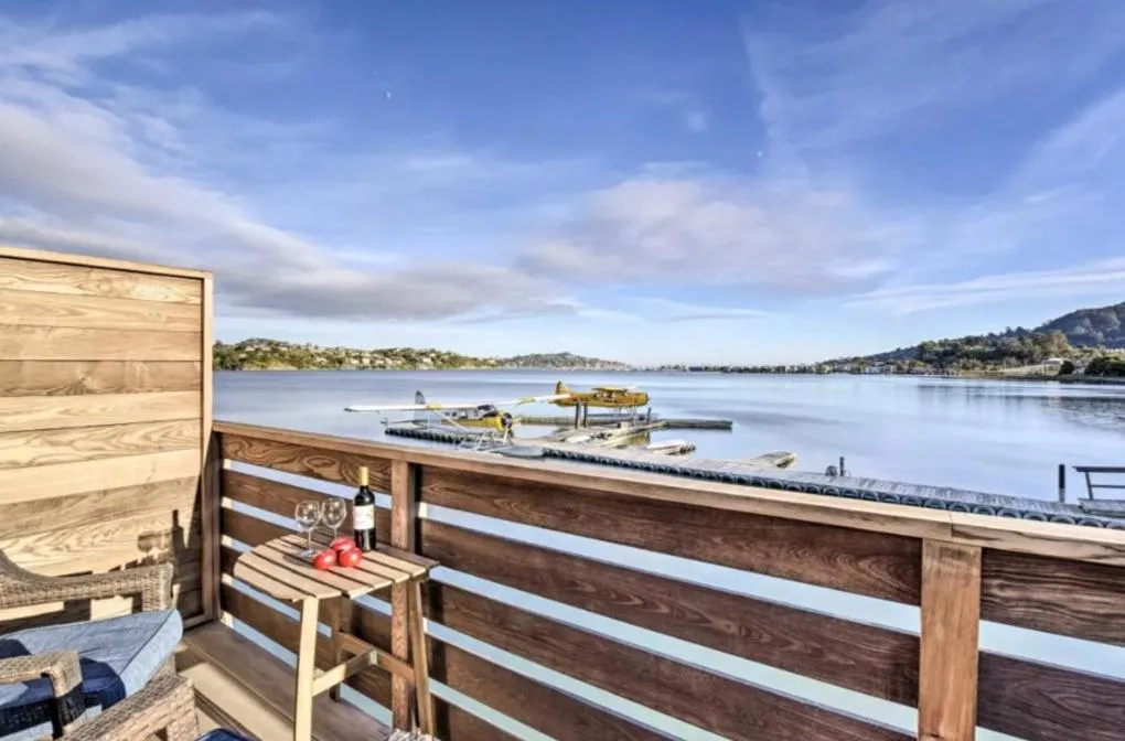 Floating Condos of Commodore 11