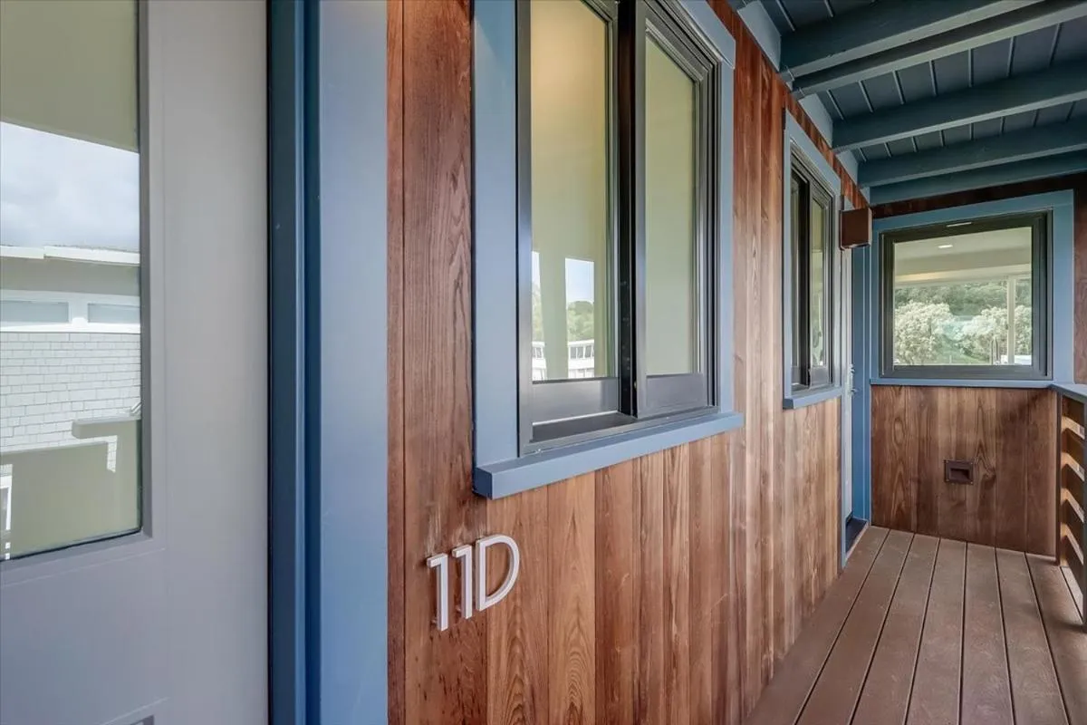 Facade/entrance in Floating Condos of Commodore 11