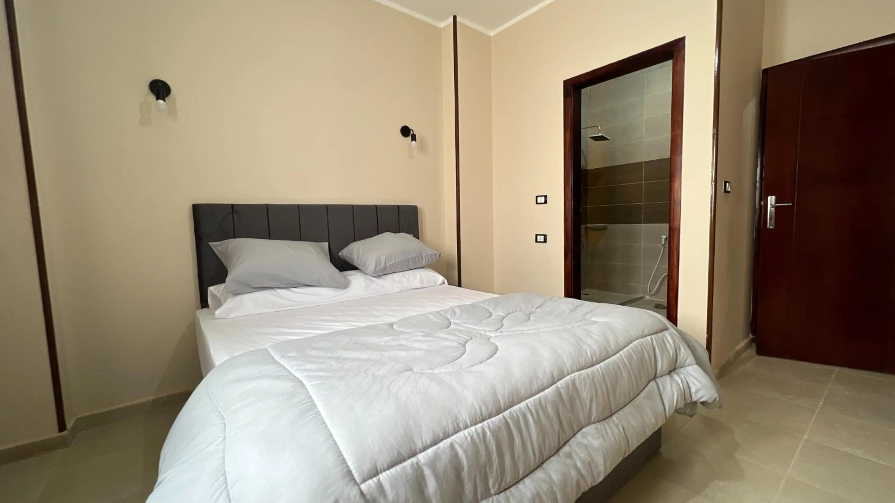 Photo of the whole room, Bed in Pyramids Road Guest House