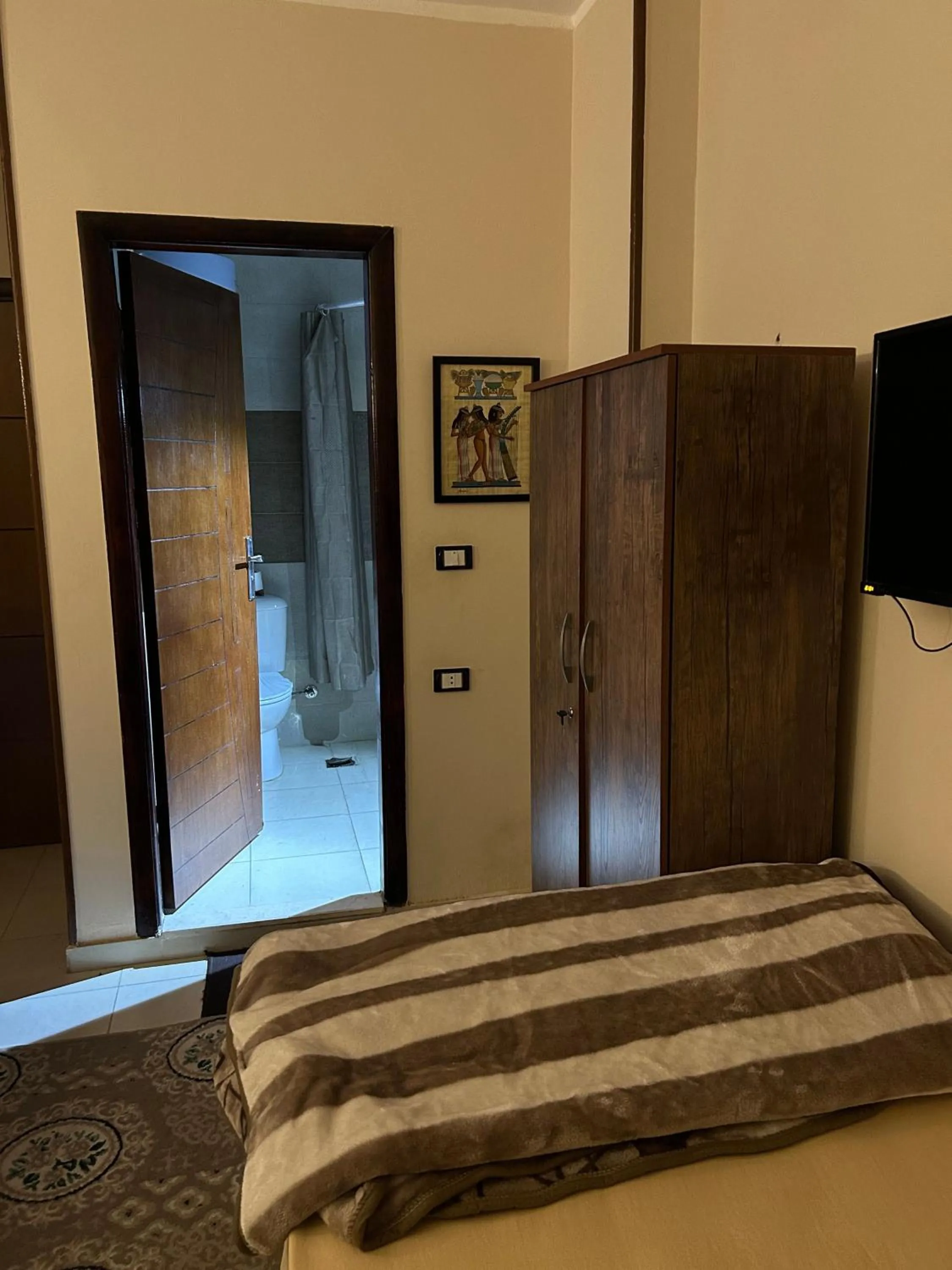 Triple Room with Private Bathroom in Pyramids Road Guest House