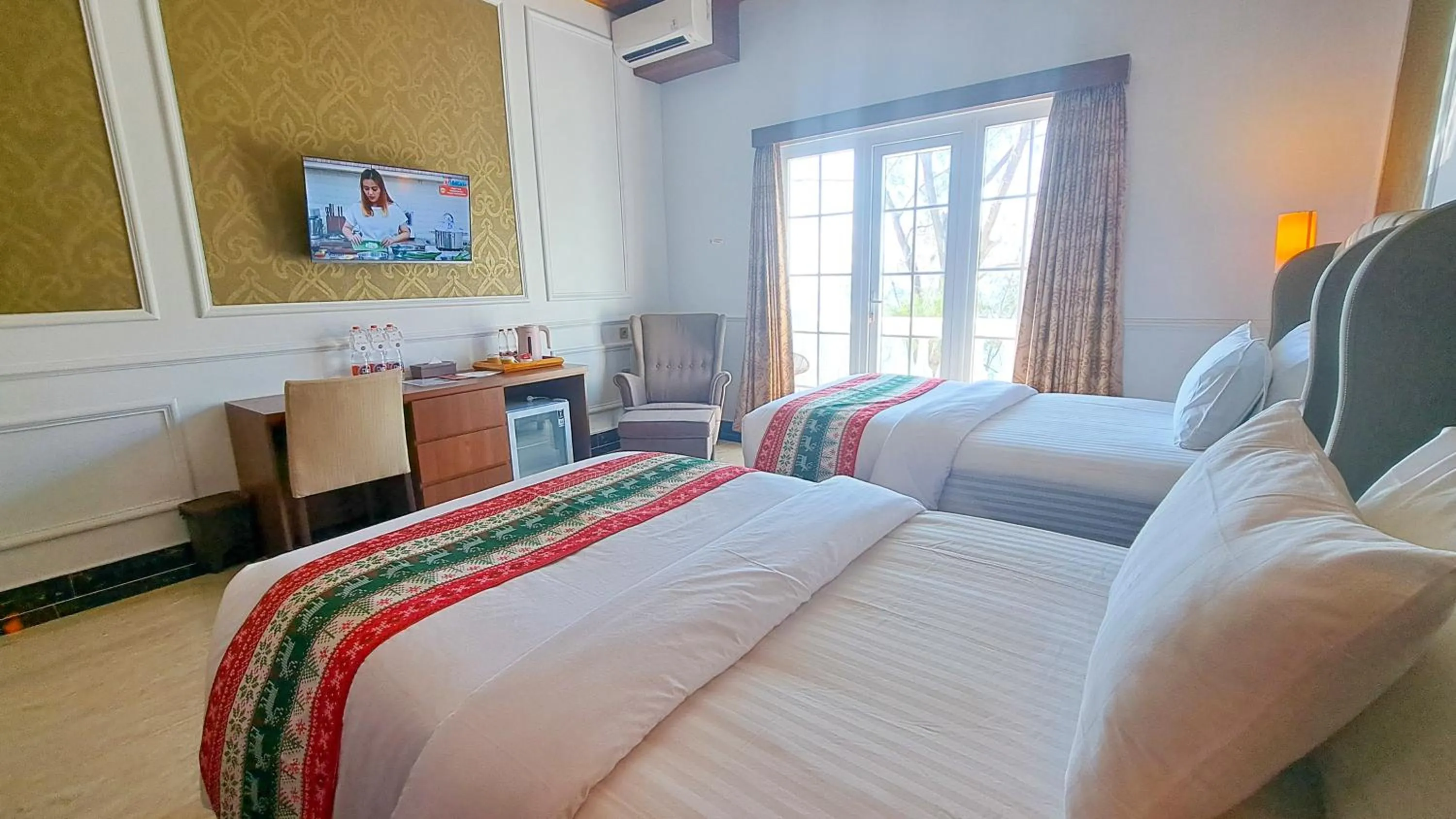 Bed in Gili Beachfront Suites