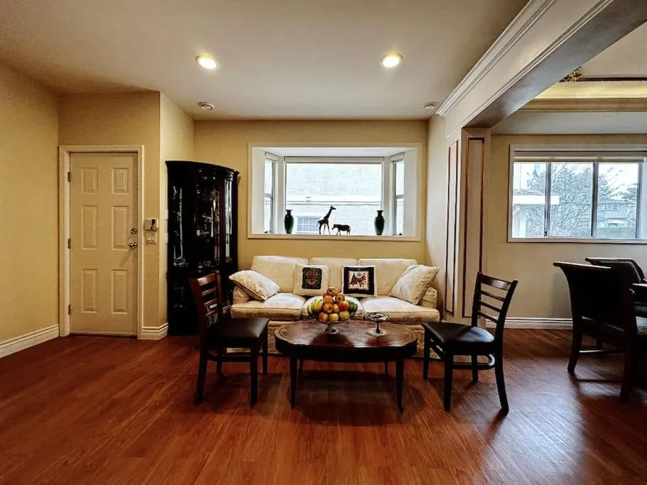 Living room in Super Cosy 8Bed & 6Bath in Vancouver heart near to airport and DownTown