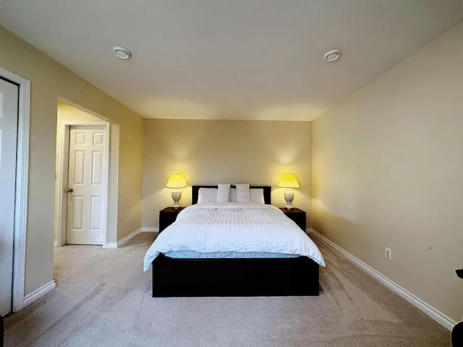 Bed in Super Cosy 8Bed & 6Bath in Vancouver heart near to airport and DownTown