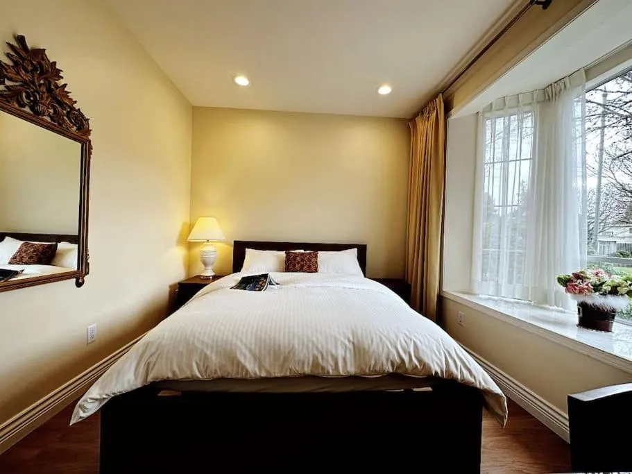 Bed in Super Cosy 8Bed & 6Bath in Vancouver heart near to airport and DownTown