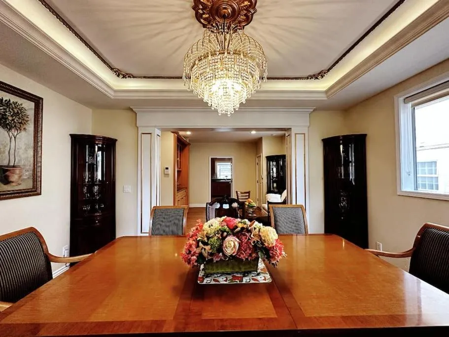 TV and multimedia in Super Cosy 8Bed & 6Bath in Vancouver heart near to airport and DownTown