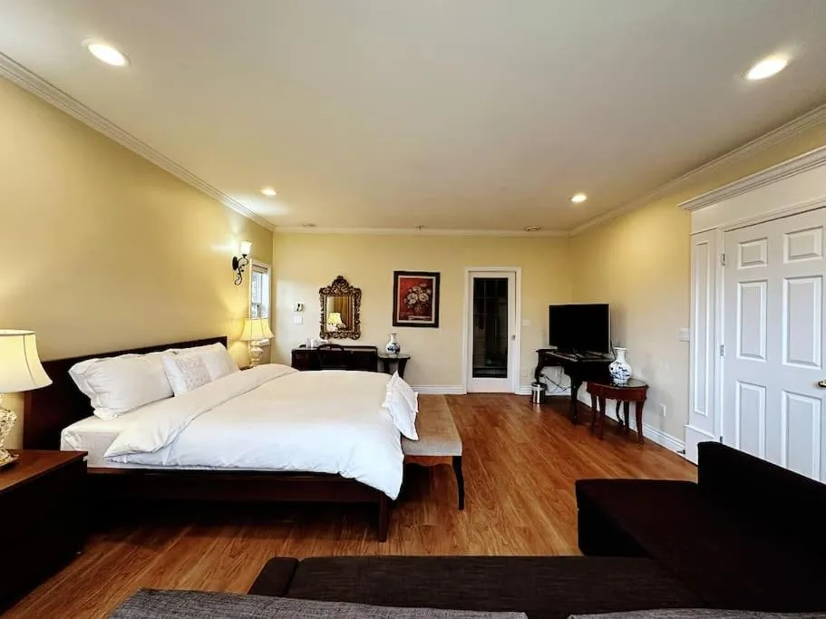 Photo of the whole room, Bed in Super Cosy 8Bed & 6Bath in Vancouver heart near to airport and DownTown