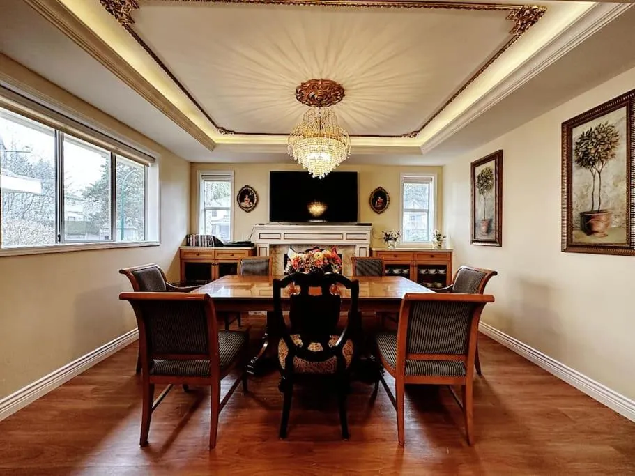 Communal lounge/ TV room in Super Cosy 8Bed & 6Bath in Vancouver heart near to airport and DownTown