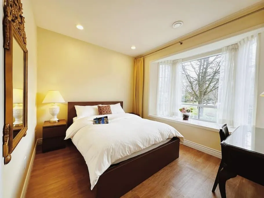 Bed in Super Cosy 8Bed & 6Bath in Vancouver heart near to airport and DownTown