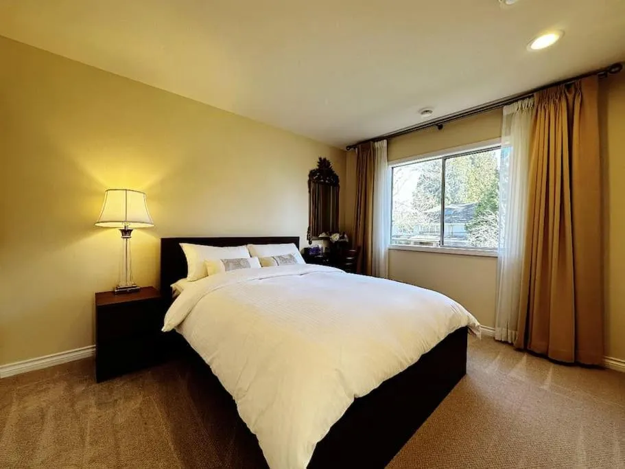 Bed in Super Cosy 8Bed & 6Bath in Vancouver heart near to airport and DownTown