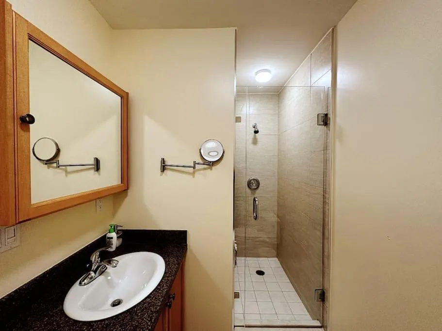 Shower in Super Cosy 8Bed & 6Bath in Vancouver heart near to airport and DownTown