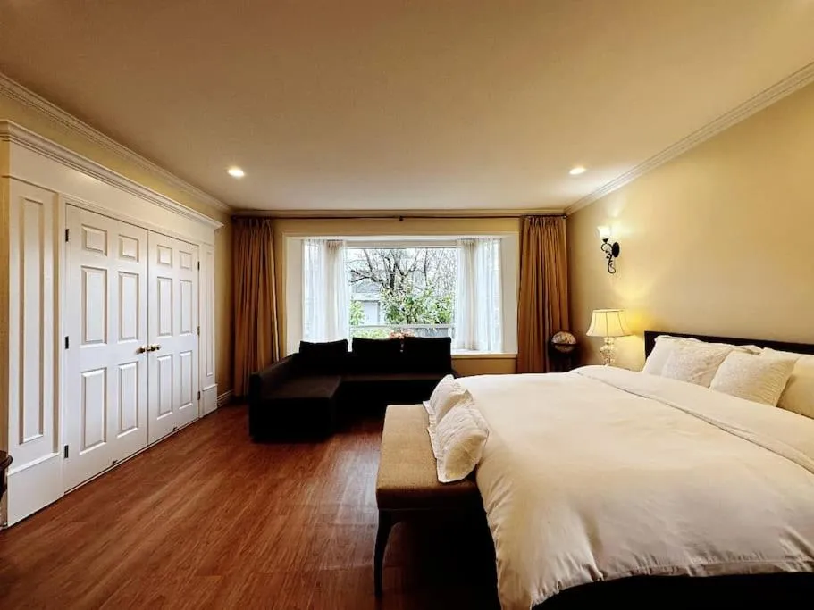 Bed in Super Cosy 8Bed & 6Bath in Vancouver heart near to airport and DownTown