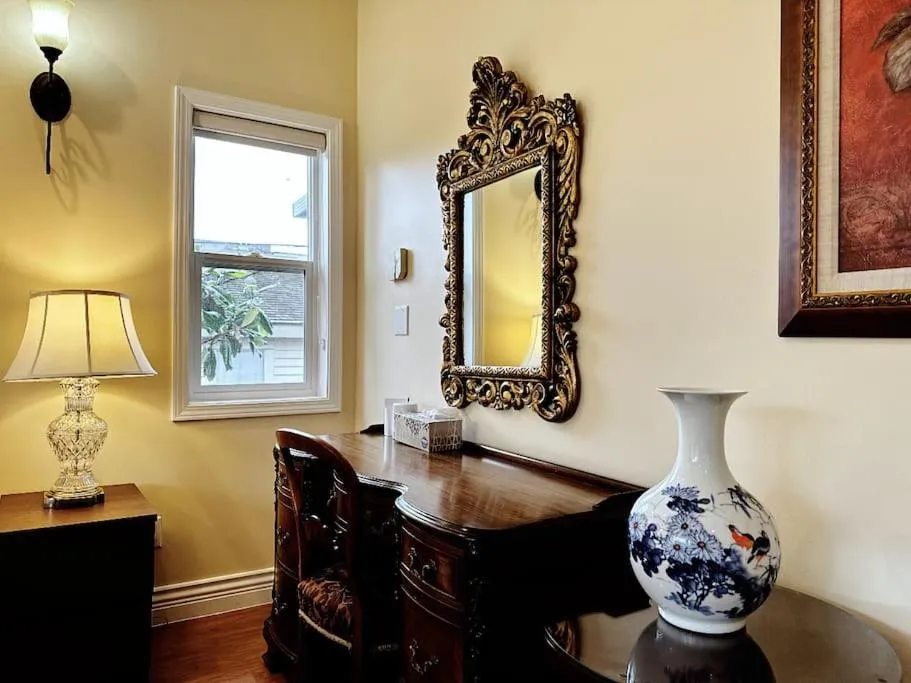 Decorative detail in Super Cosy 8Bed & 6Bath in Vancouver heart near to airport and DownTown