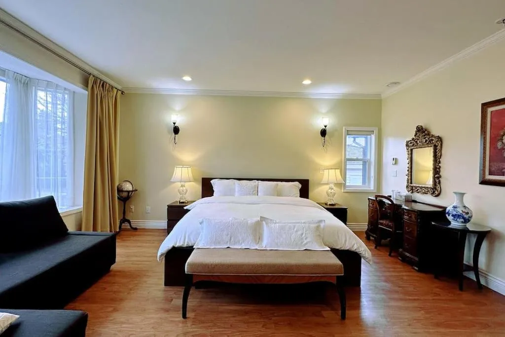 Bed in Super Cosy 8Bed & 6Bath in Vancouver heart near to airport and DownTown