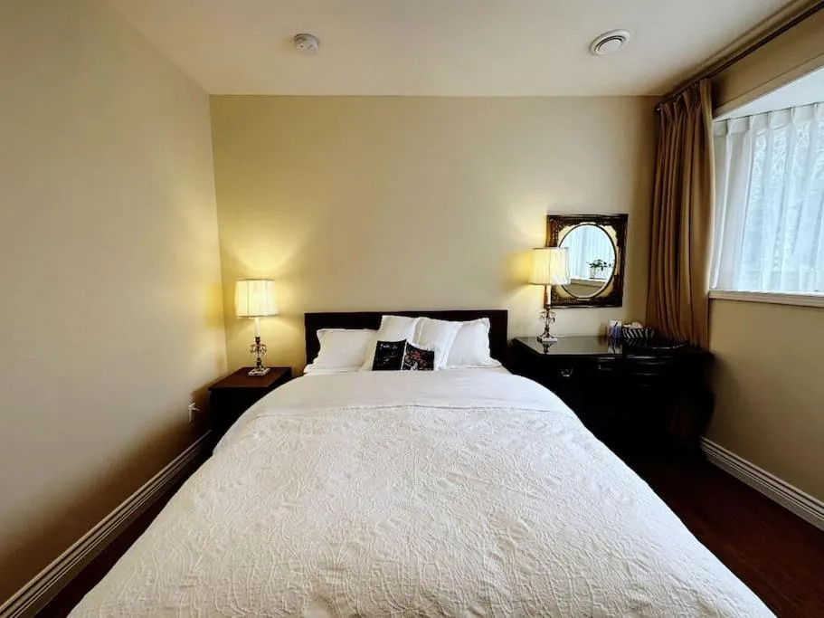 Bed in Super Cosy 8Bed & 6Bath in Vancouver heart near to airport and DownTown