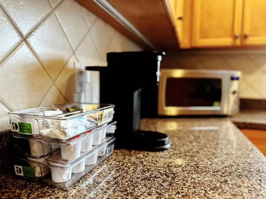 Coffee/tea facilities in Super Cosy 8Bed & 6Bath in Vancouver heart near to airport and DownTown