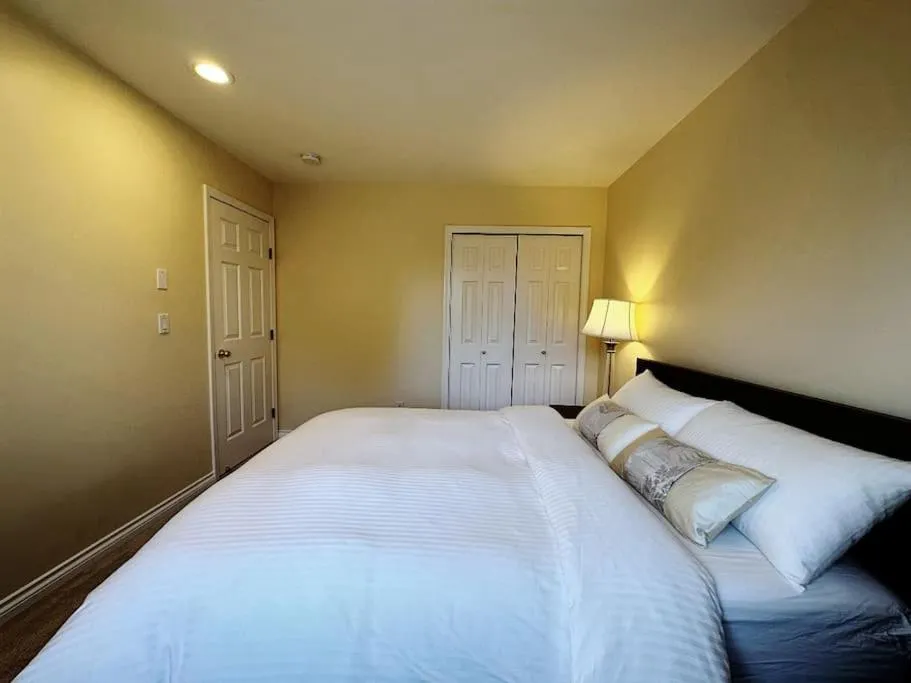 Bed in Super Cosy 8Bed & 6Bath in Vancouver heart near to airport and DownTown