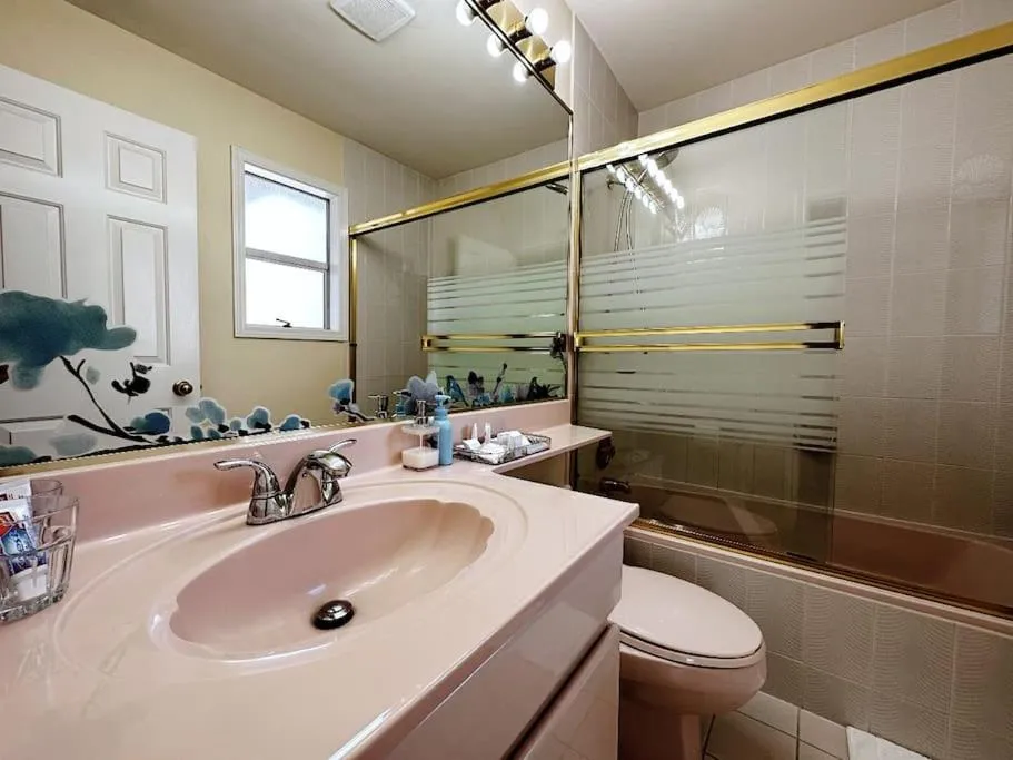 Shower in Super Cosy 8Bed & 6Bath in Vancouver heart near to airport and DownTown