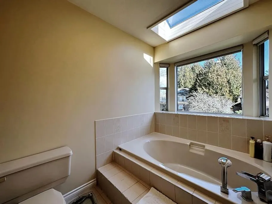 Natural landscape in Super Cosy 8Bed & 6Bath in Vancouver heart near to airport and DownTown