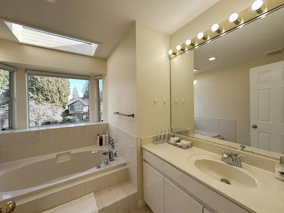 Bathroom in Super Cosy 8Bed & 6Bath in Vancouver heart near to airport and DownTown