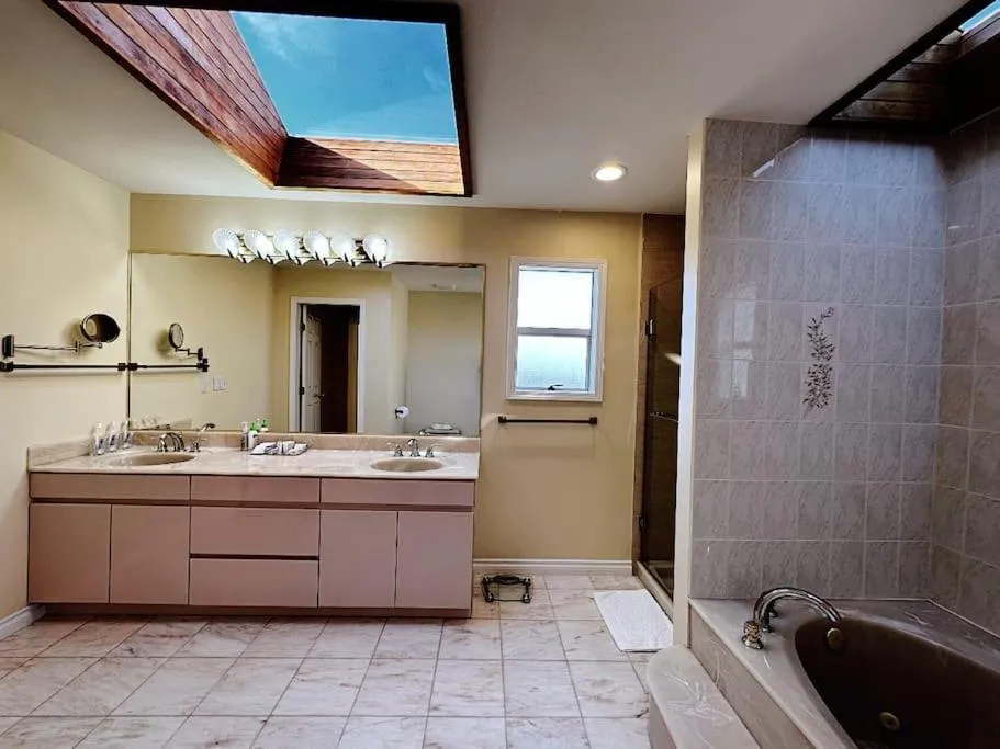 Shower in Super Cosy 8Bed & 6Bath in Vancouver heart near to airport and DownTown