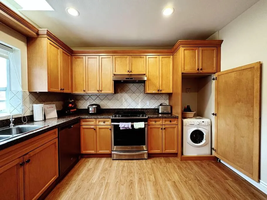 Kitchen or kitchenette in Super Cosy 8Bed & 6Bath in Vancouver heart near to airport and DownTown