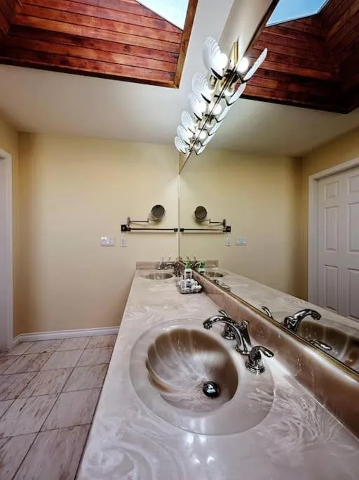 Bathroom in Super Cosy 8Bed & 6Bath in Vancouver heart near to airport and DownTown