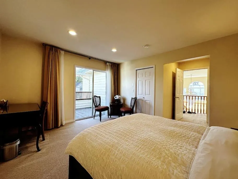 Bed in Super Cosy 8Bed & 6Bath in Vancouver heart near to airport and DownTown