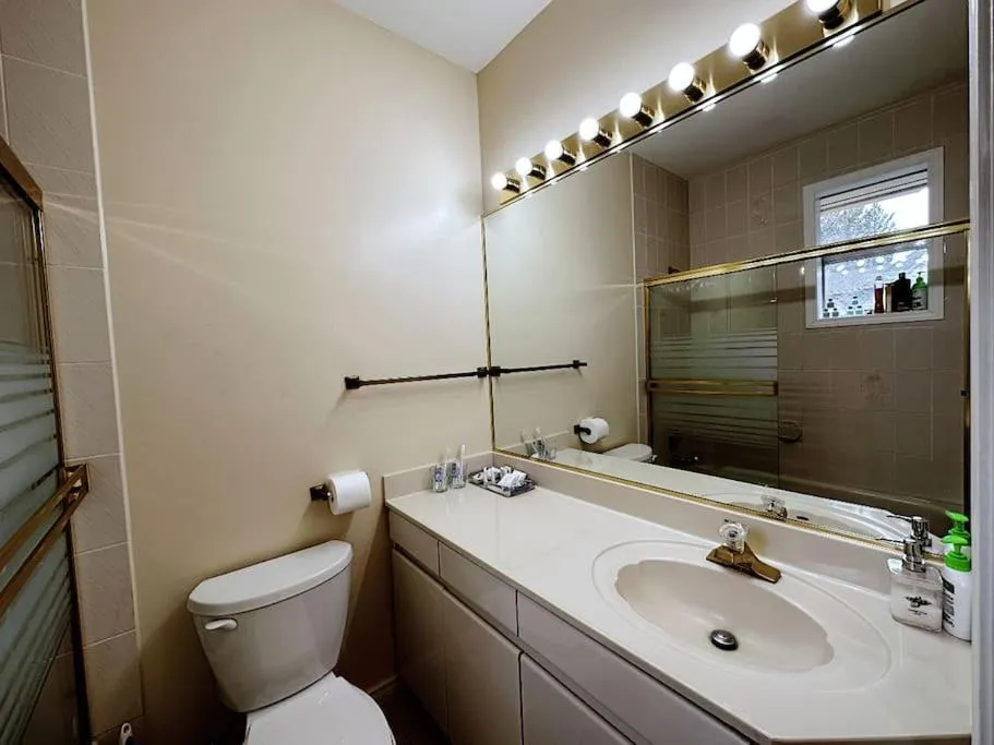 Shower in Super Cosy 8Bed & 6Bath in Vancouver heart near to airport and DownTown