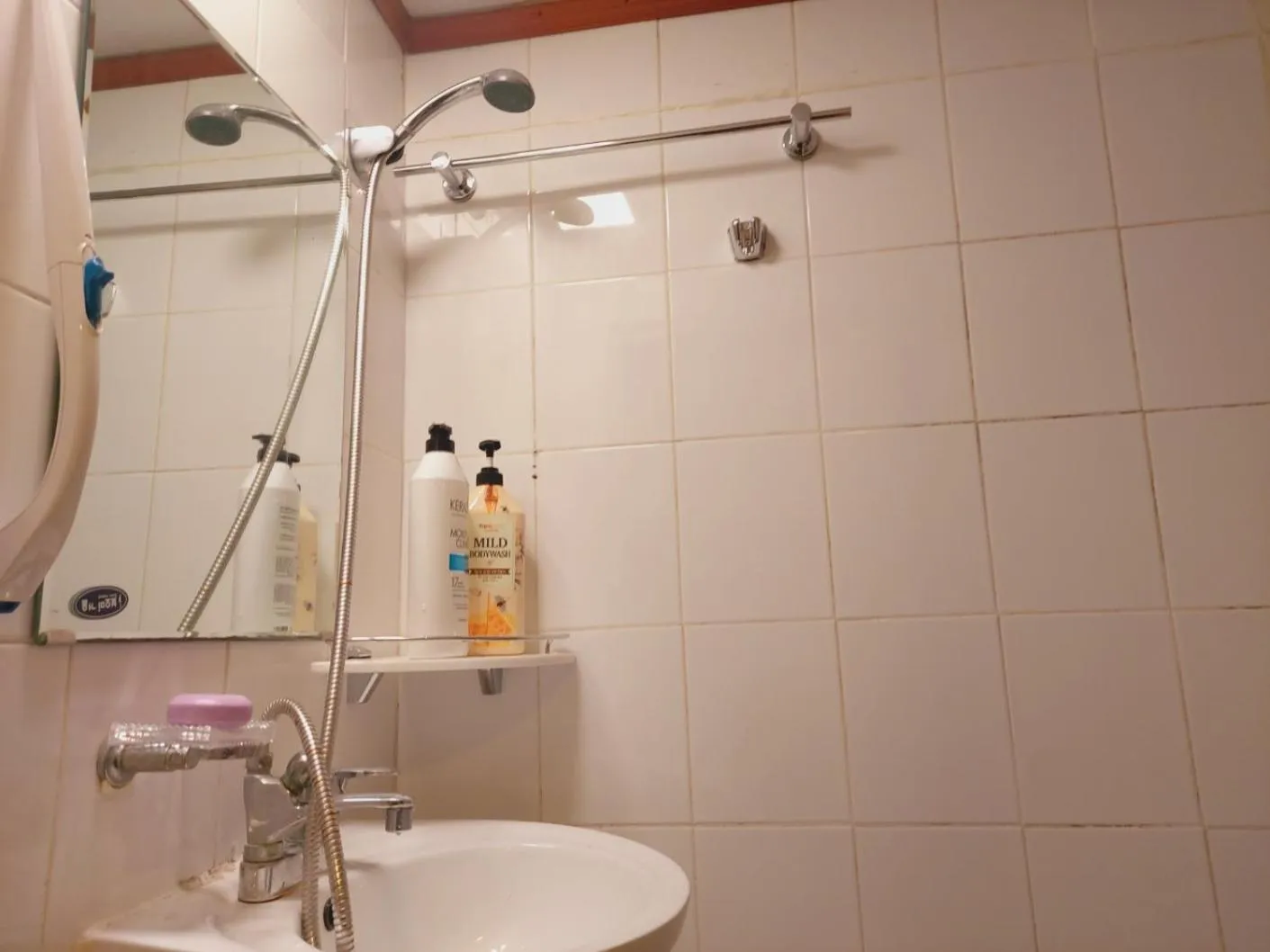 Shower in Seoul Guesthouse Foreigners Only