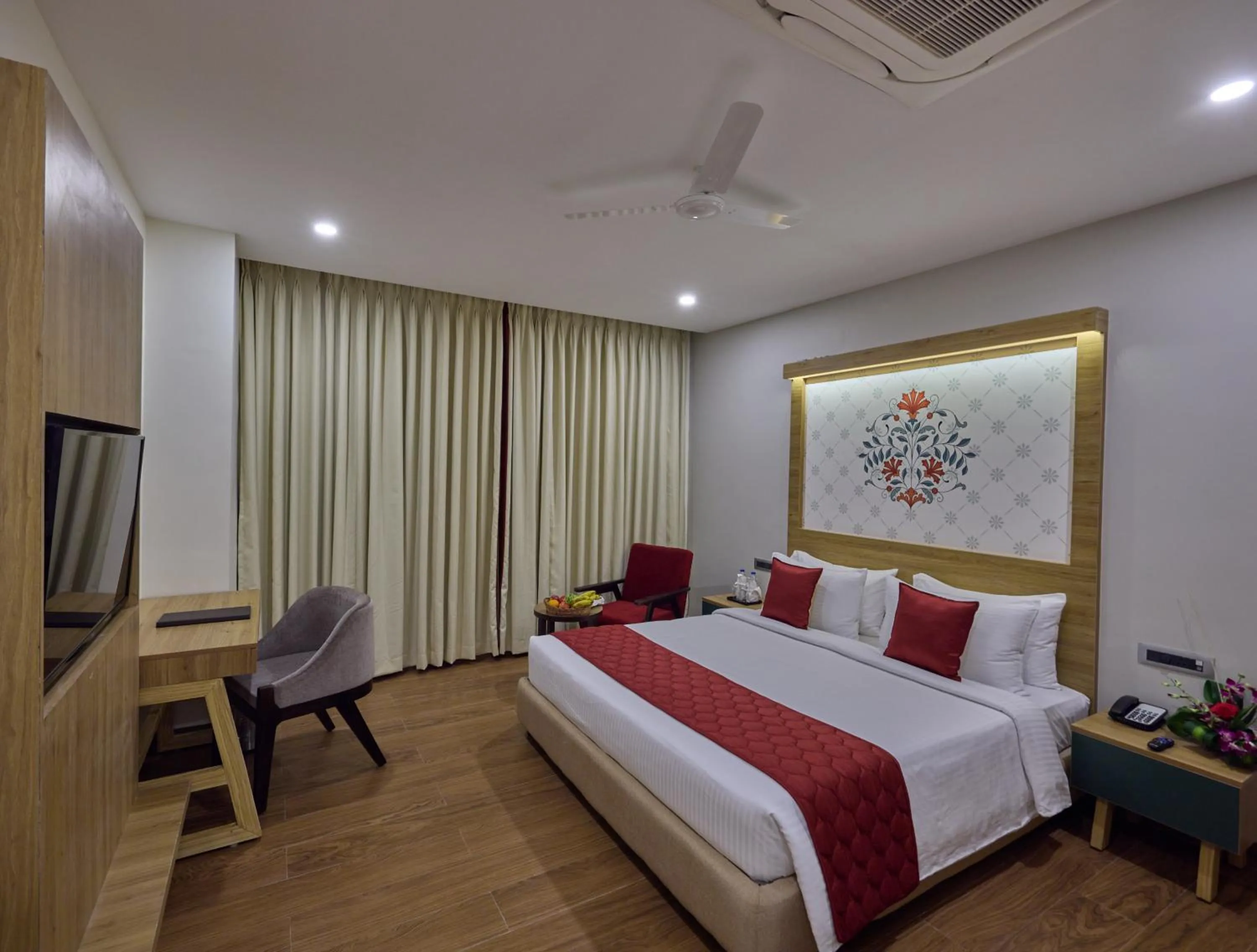 Bedroom, Bed in Golden Tulip Tirupati