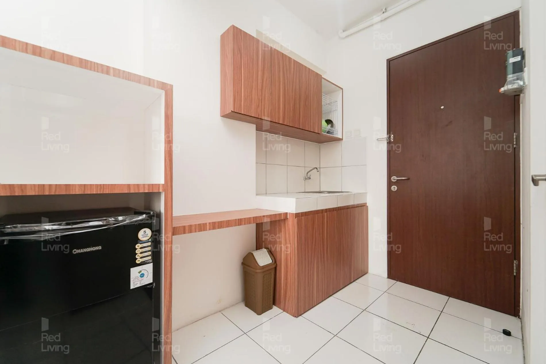 Kitchen or kitchenette in RedLiving Apartemen Riverview Residence - Alima View Tower Mahakam