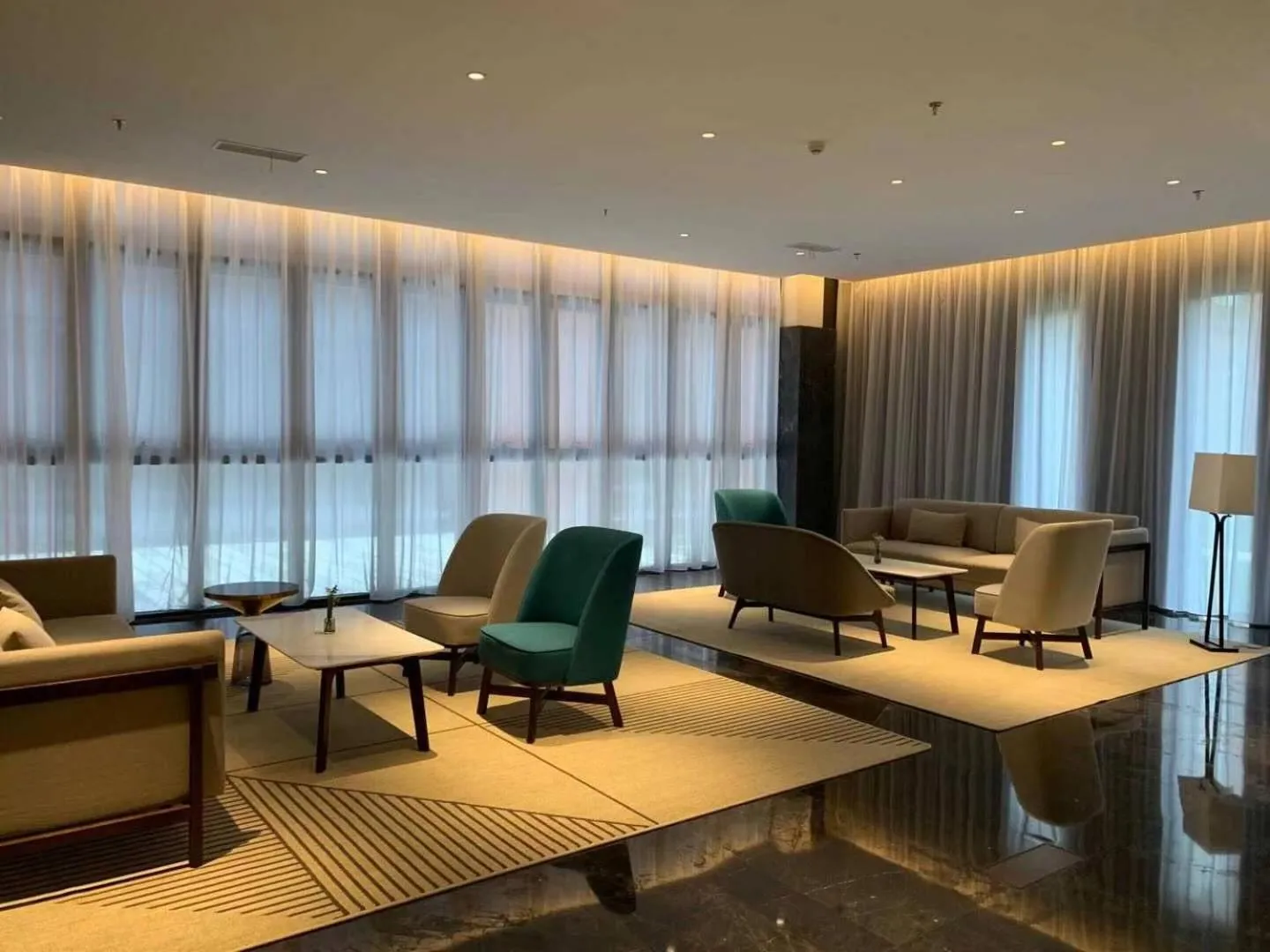 Communal lounge/ TV room in S&N Yiting Hotel Taizhou