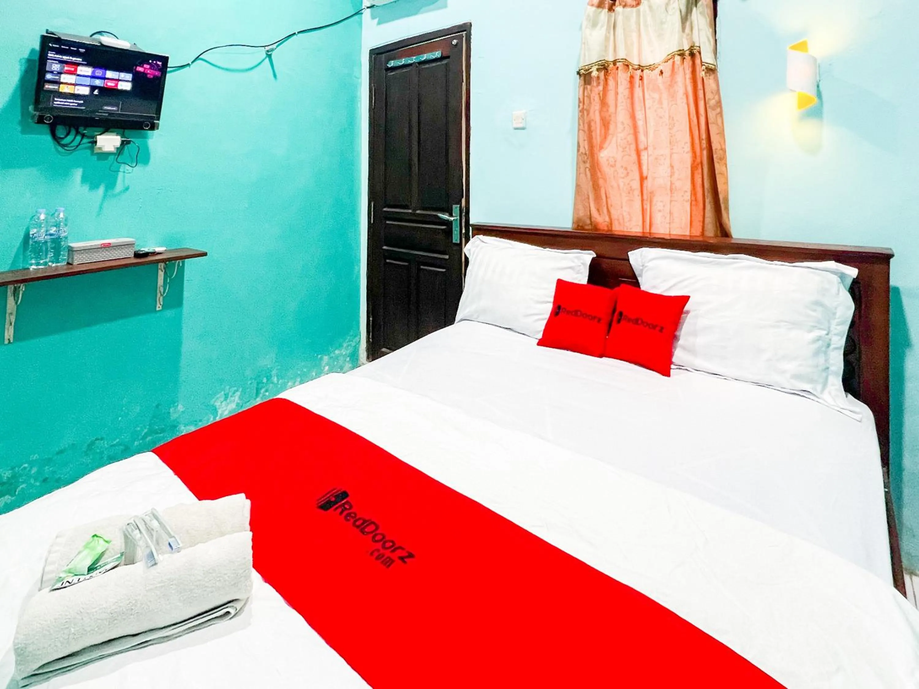 Bedroom, Bed in RedDoorz near Sunrise Mall Mojokerto