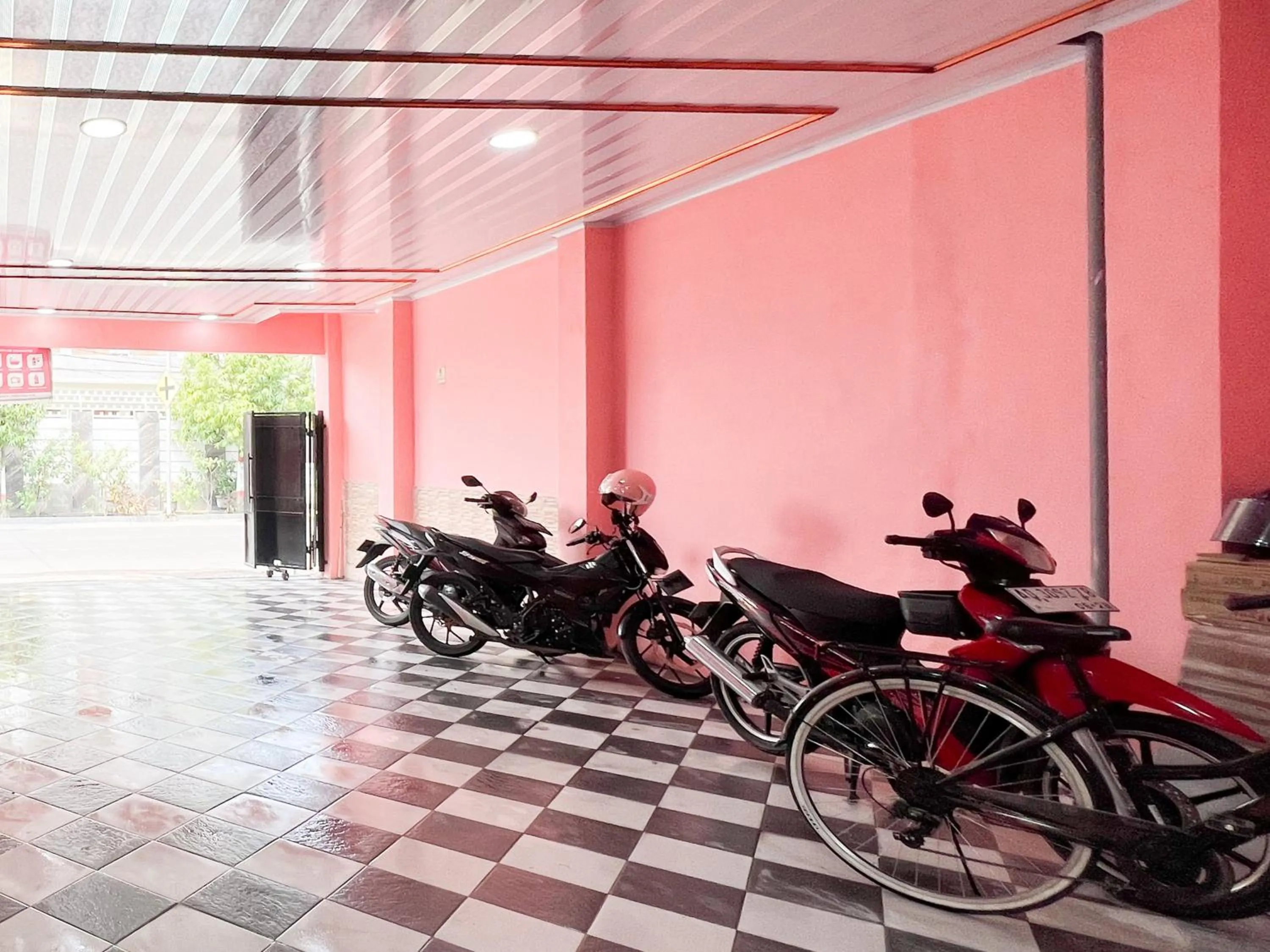 Parking in RedDoorz near Sunrise Mall Mojokerto
