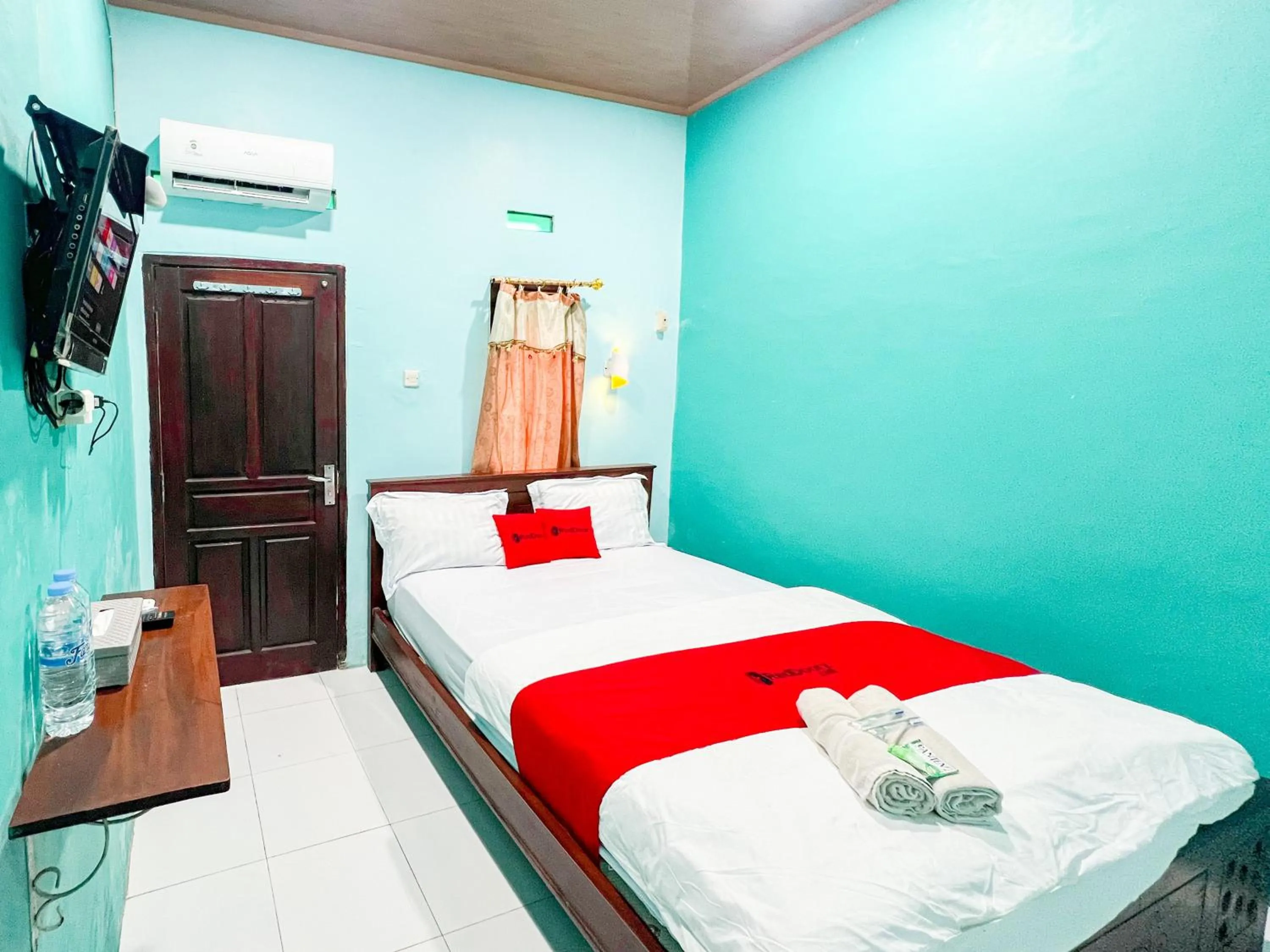 Bedroom, Bed in RedDoorz near Sunrise Mall Mojokerto