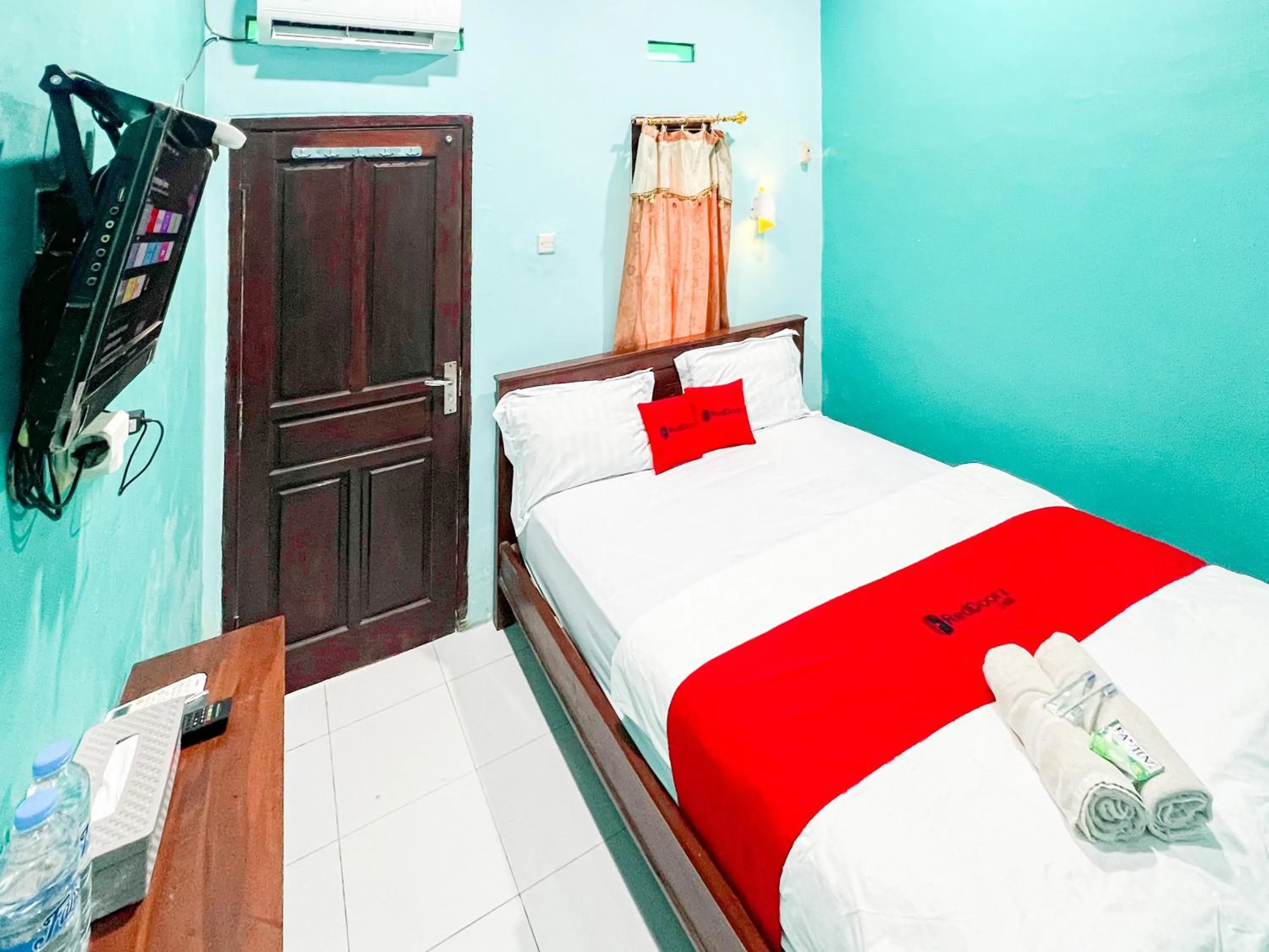 Bedroom, Bed in RedDoorz near Sunrise Mall Mojokerto