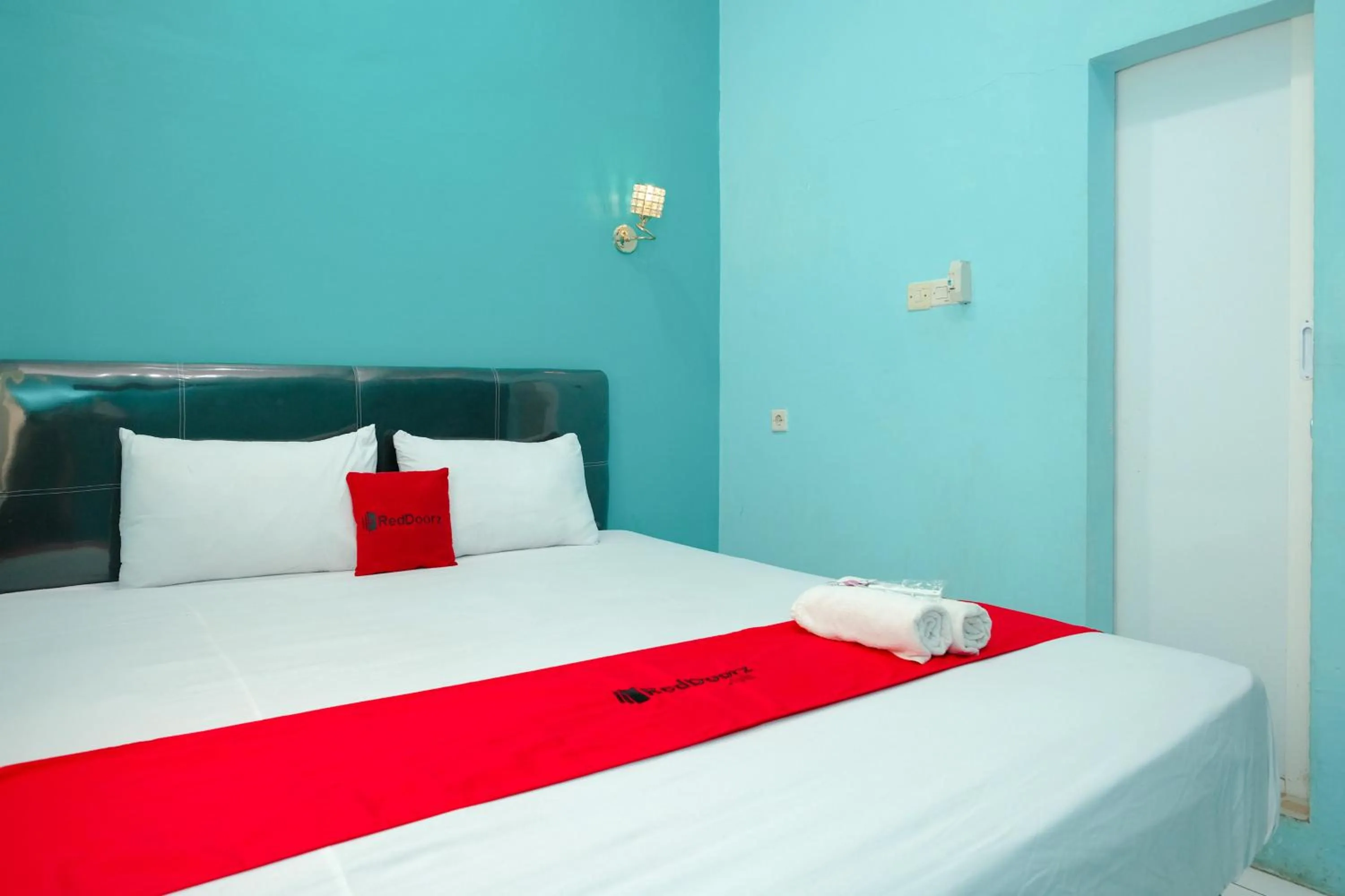 Bedroom, Bed in RedDoorz near Sunrise Mall Mojokerto