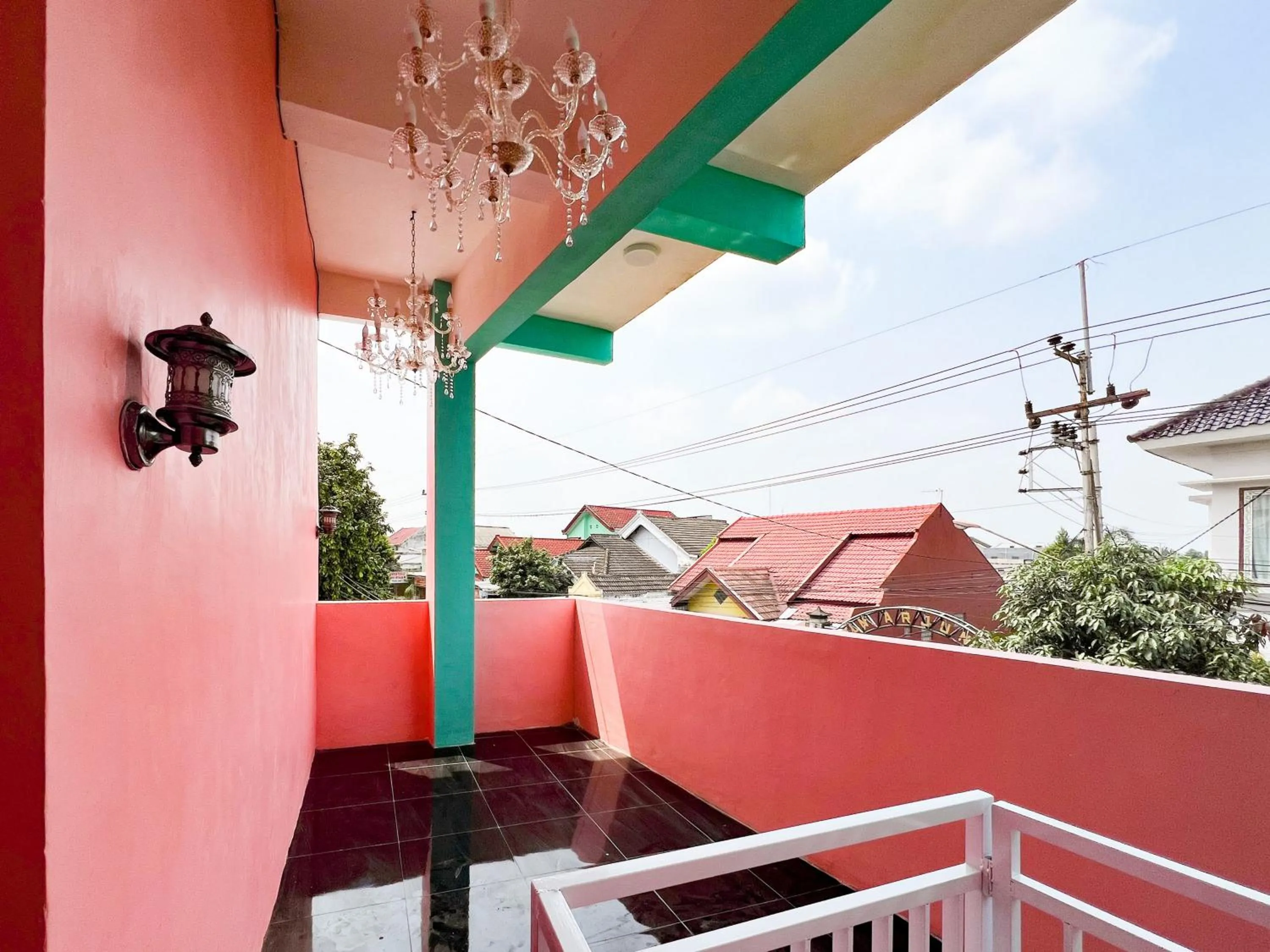 Property building in RedDoorz near Sunrise Mall Mojokerto