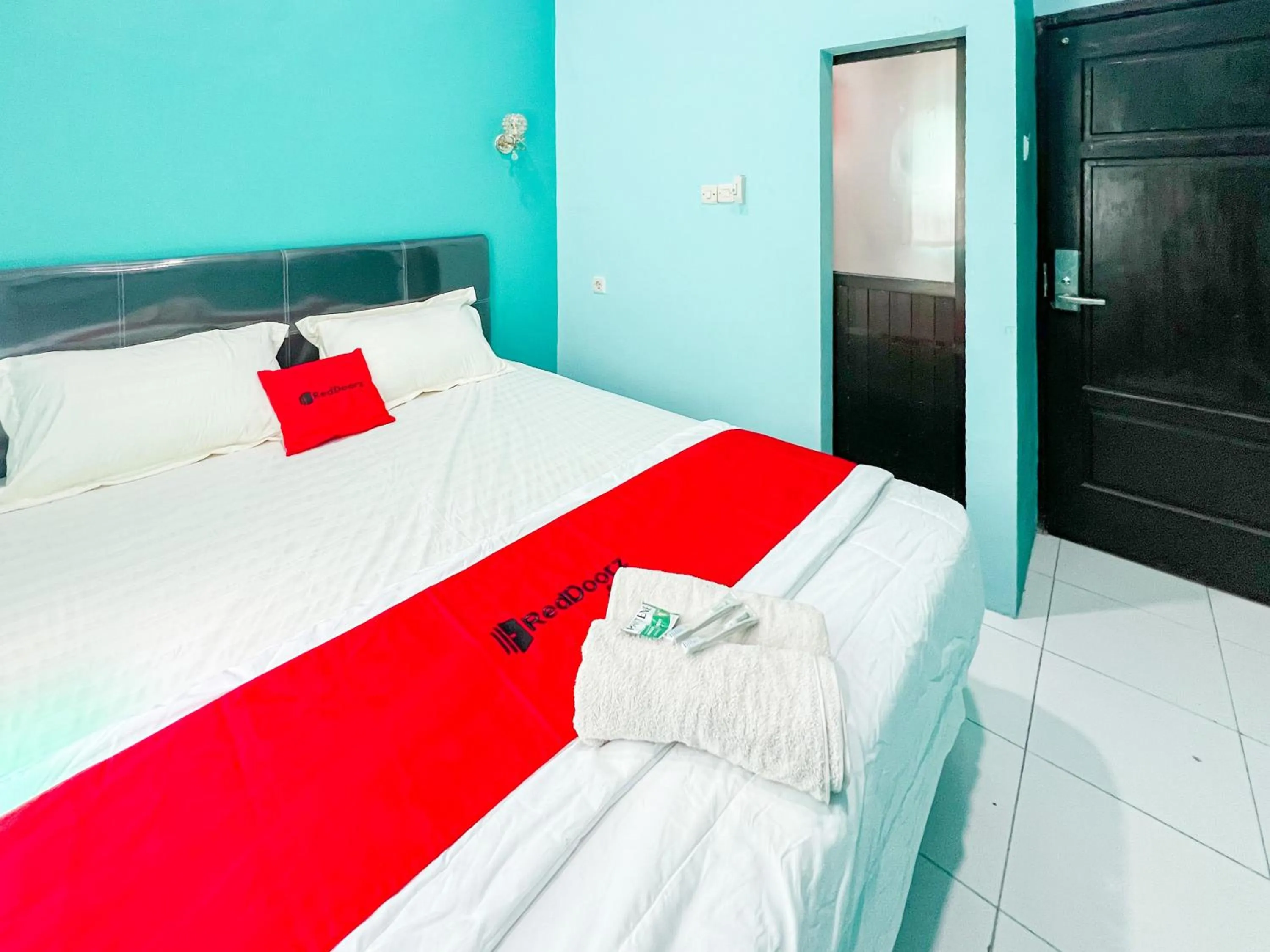Bedroom, Bed in RedDoorz near Sunrise Mall Mojokerto