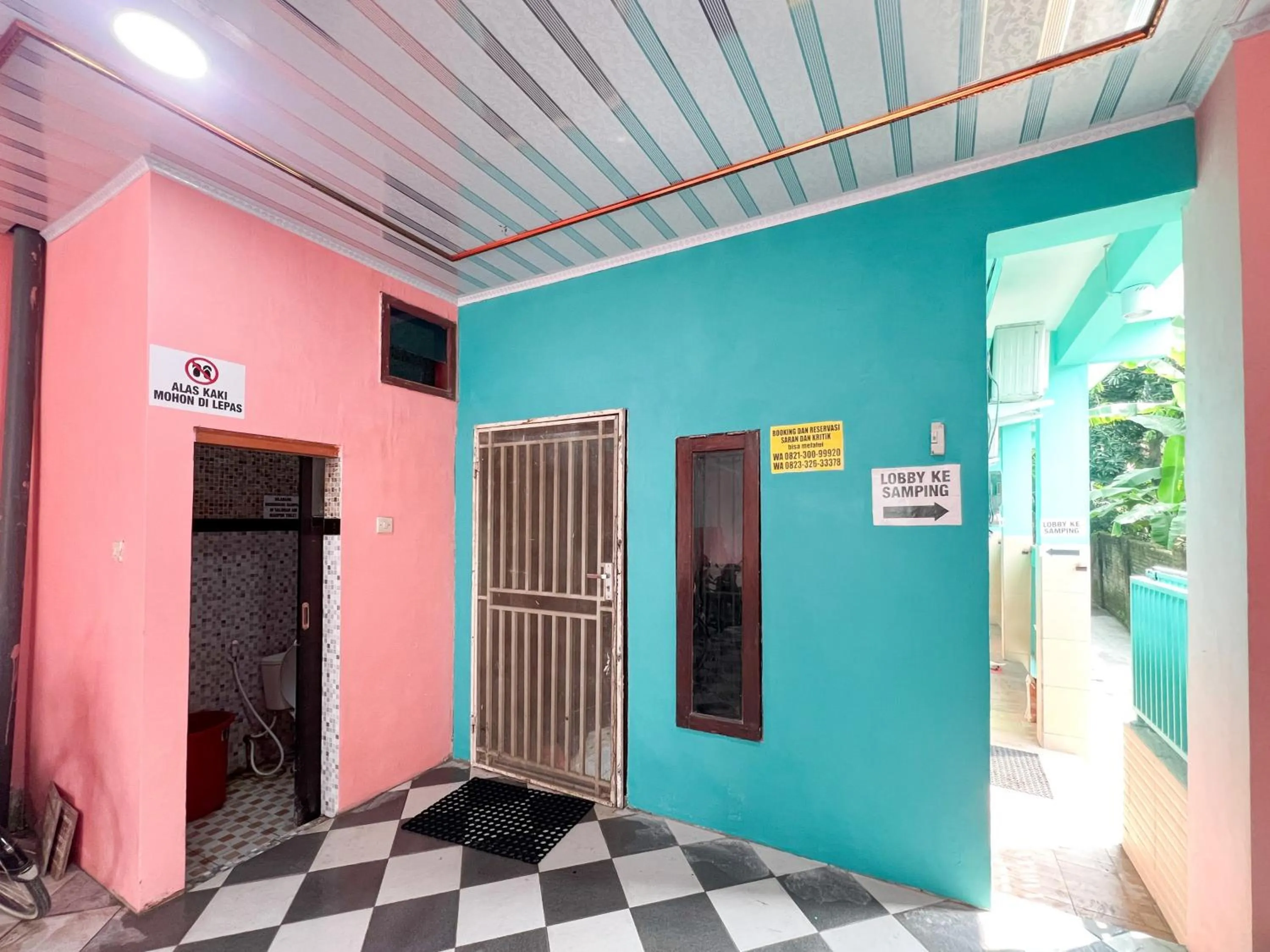 Property building in RedDoorz near Sunrise Mall Mojokerto