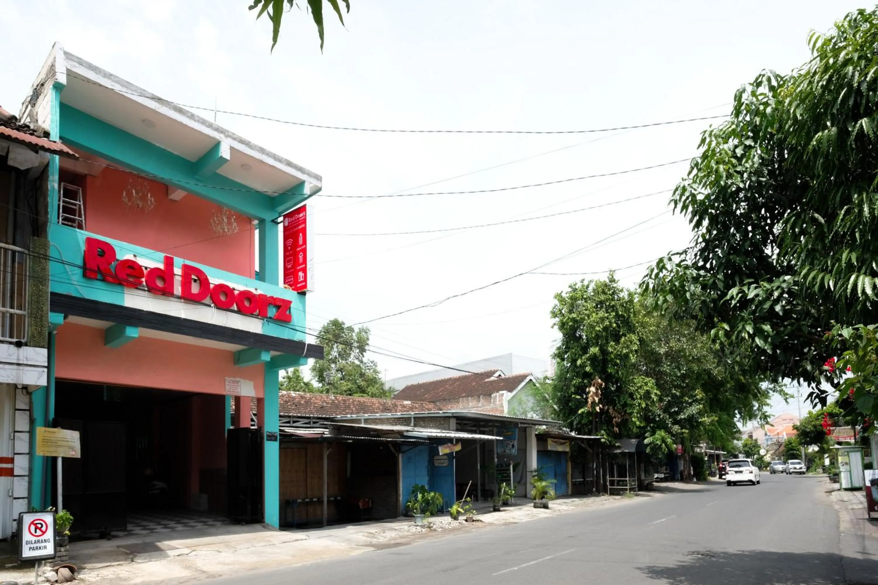 Facade/entrance in RedDoorz near Sunrise Mall Mojokerto